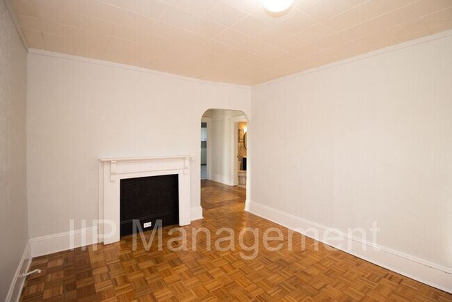Building Photo - Gorgeous 3BR 1BA Up Unit in Lakewood!