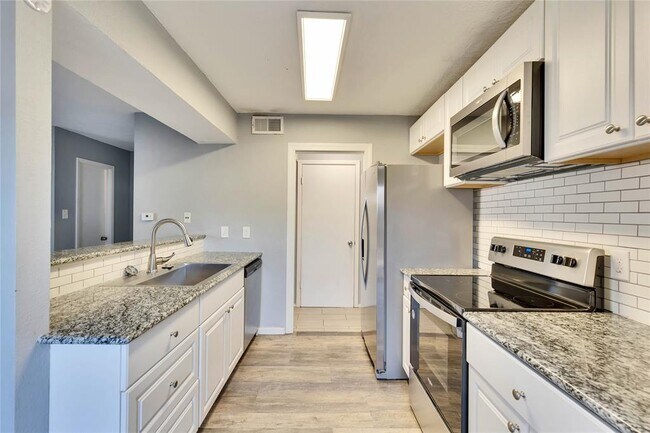 Building Photo - 5808 Wellington Dr