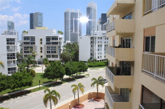 Foto del edificio - 200 178th Dr