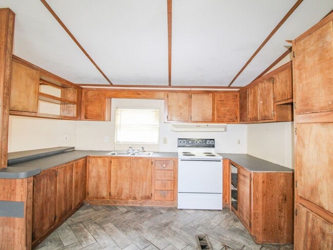 Building Photo - Close to downtown Pulaski!
