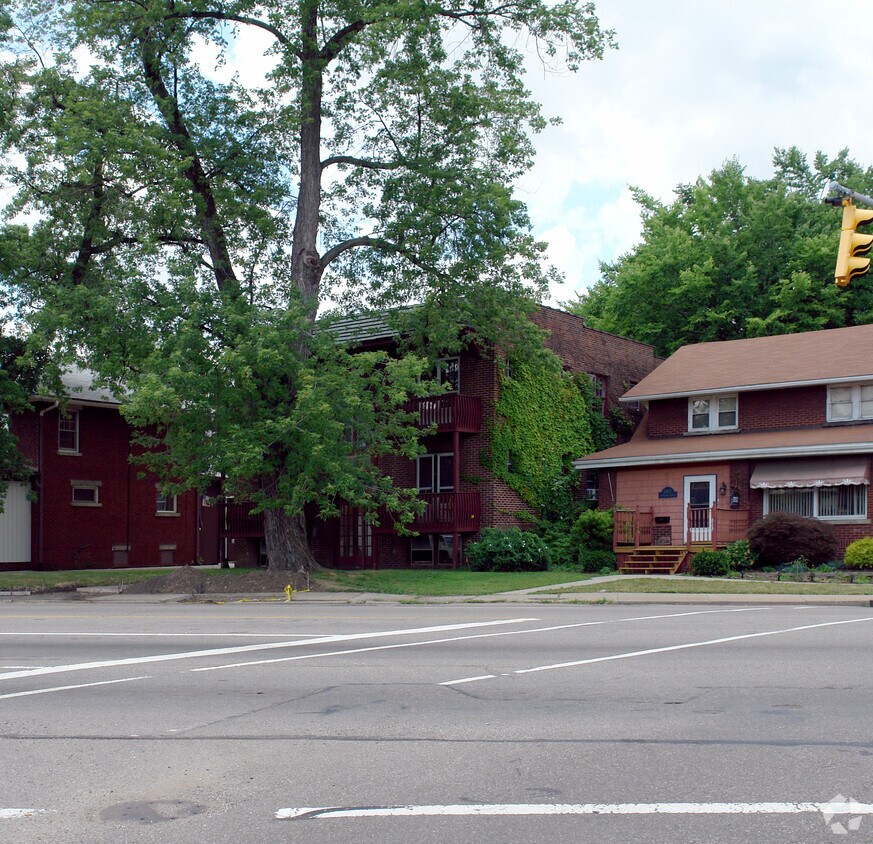Foto principal - 2413 Cleveland Ave NW