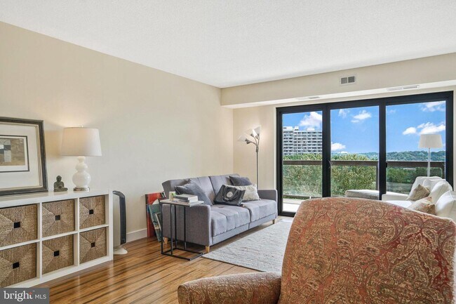 Building Photo - 203 Yoakum Pkwy