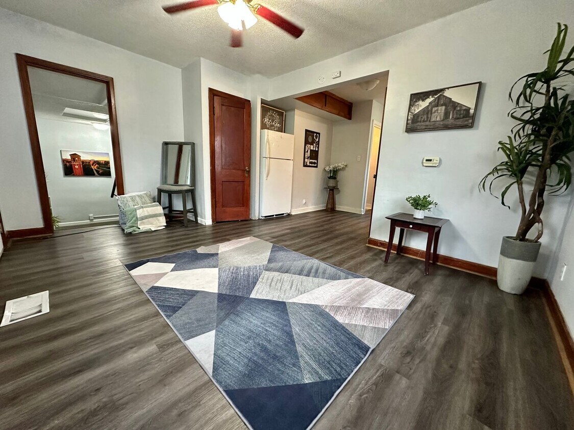 Foto principal - 1 bed, 1 bath house for rent in Waterloo