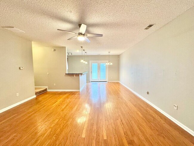 Foto del edificio - Townhome located in Live Oak!!
