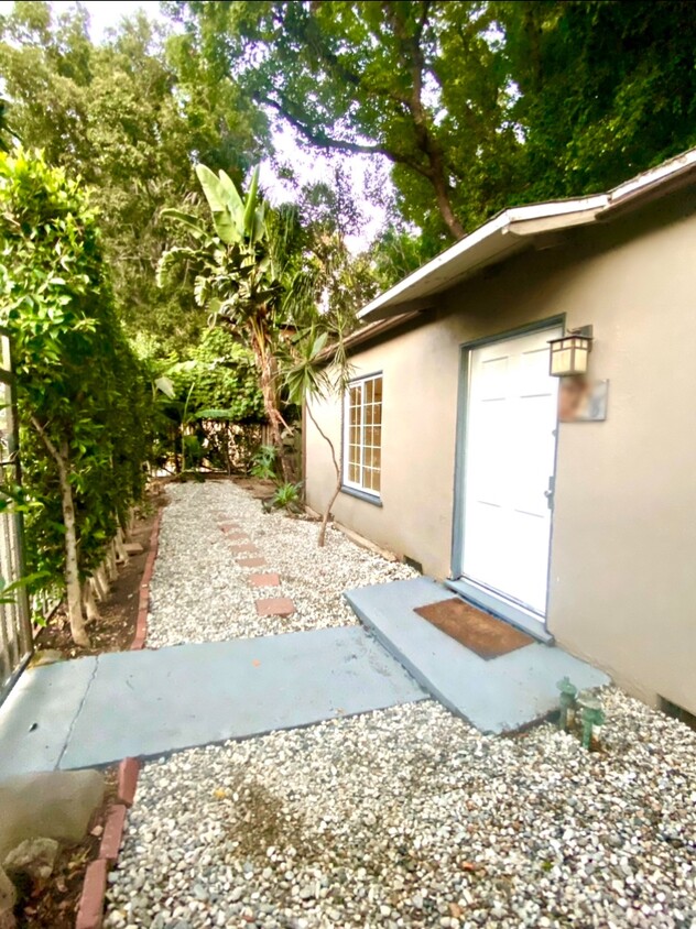 2 bedroom cottage with yard - Fountain Village Cottages