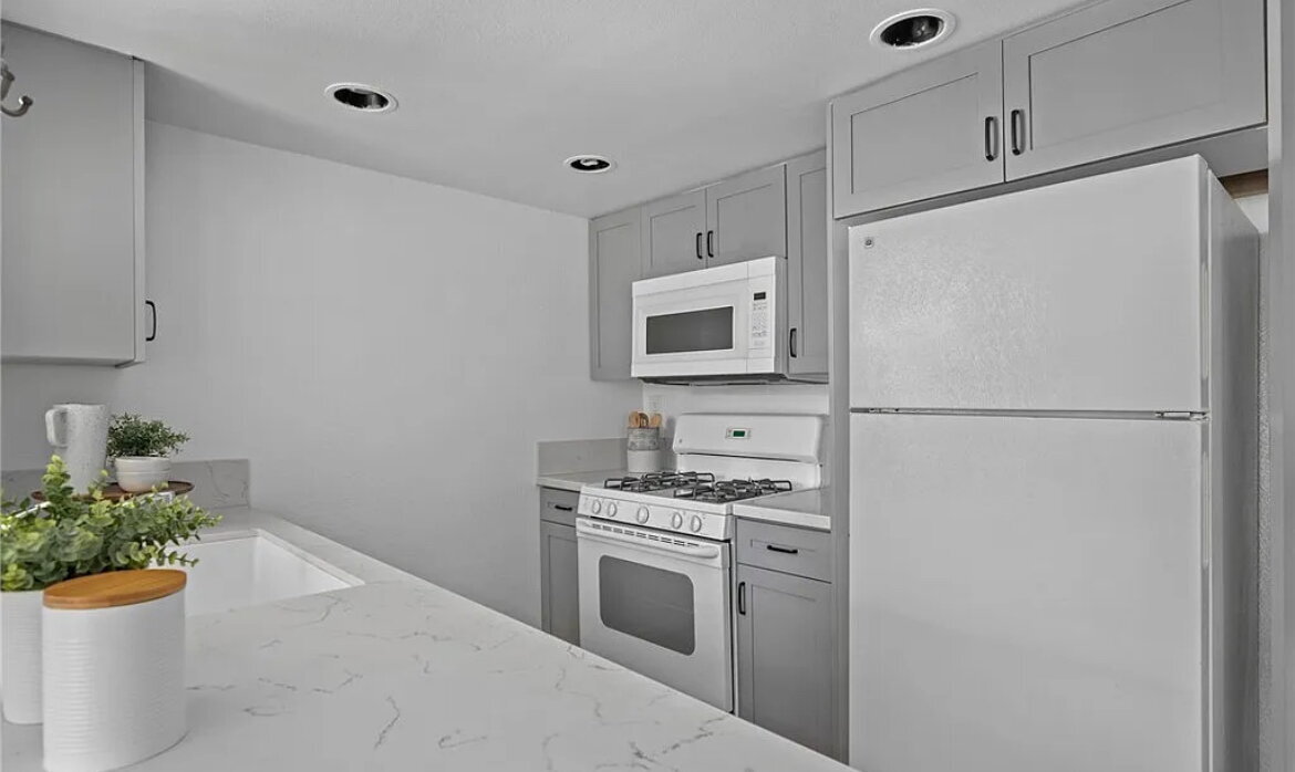Building Photo - "Charming 1-Bed Oasis with Hardwood Floors...