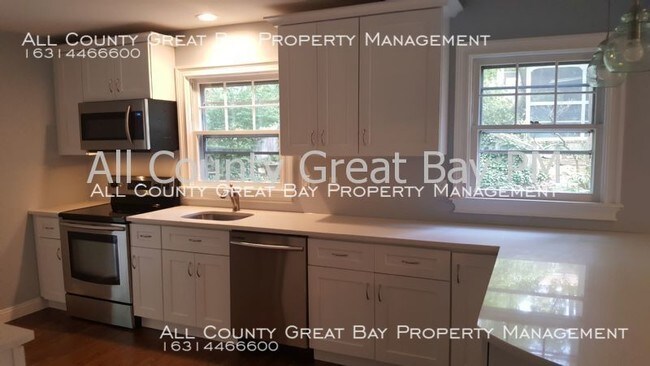 Building Photo - Gorgeous Full House rental with BEACH rights!