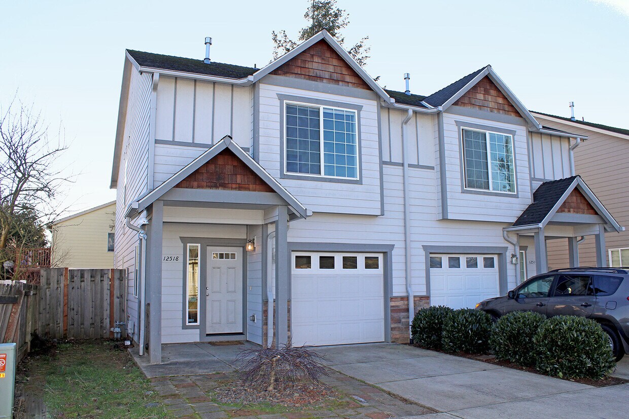 Primary Photo - Energy Efficient 3 Bedroom Powellhurst Tow...