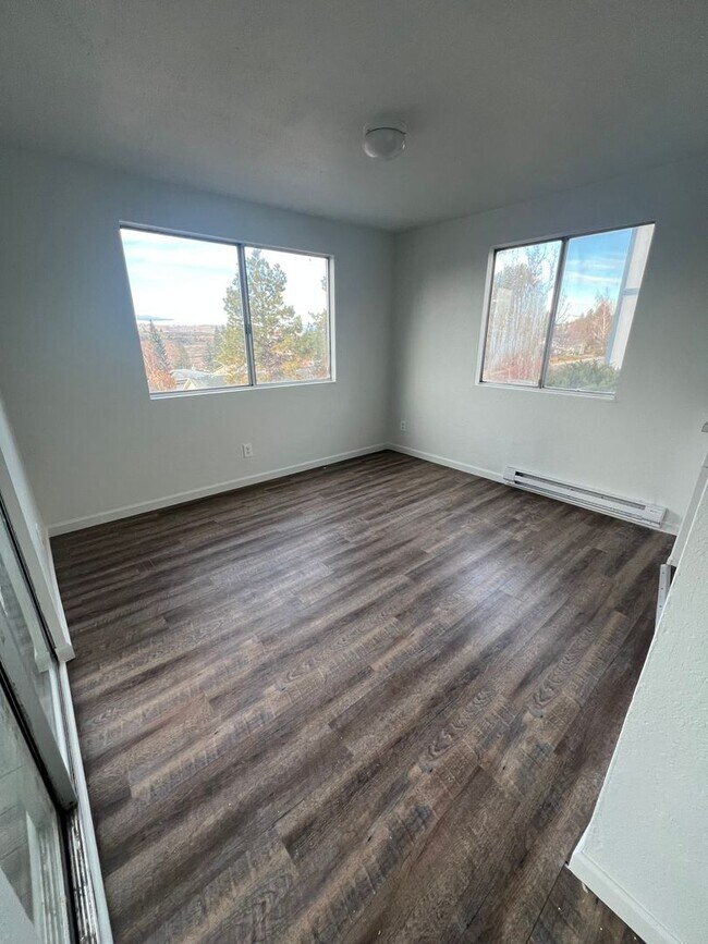 Foto del edificio - Newly Renovated - 3 Bedroom, 2 Bathroom Apartment - Pacific Terrace