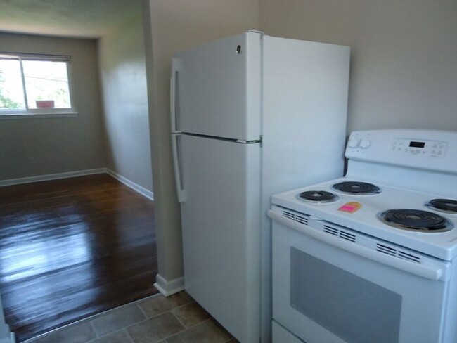 Building Photo - 2BD/1BA Townhome In Hickory