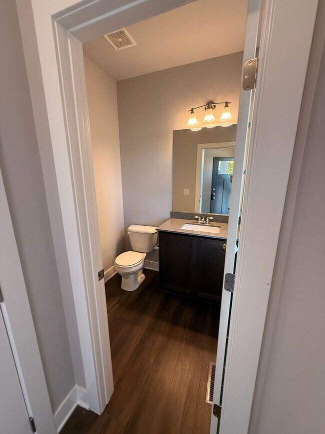 Foto del edificio - November Rent Free! Spacious 3 Bedroom, 2....