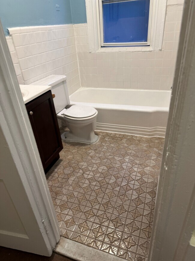 Full bathroom - 27 Treno St
