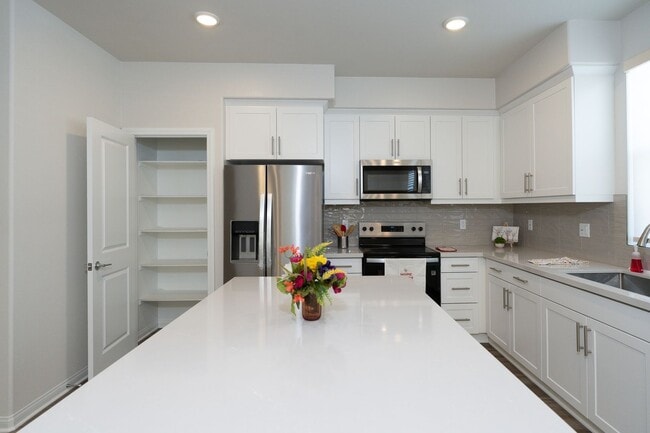 Building Photo - 463 Meyer Pl