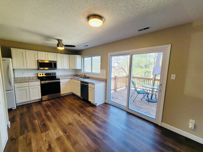 Building Photo - 3BD Townhouse with Finished Lower Level, W...