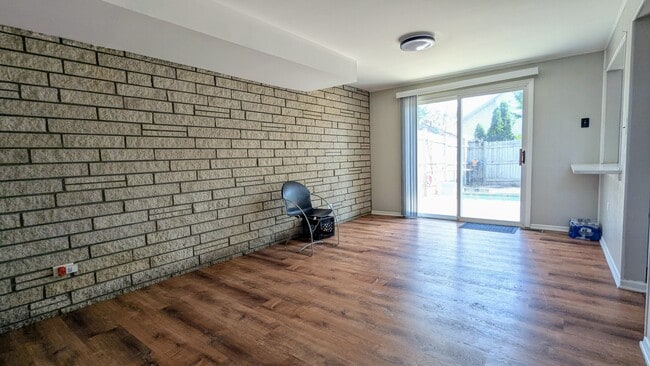 Building Photo - 382 Dover Dr