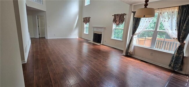 Building Photo - 3811 Roxfield Dr NE