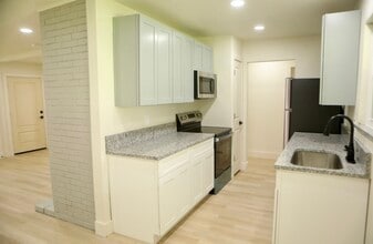 Building Photo - 5831 Chinaberry Dr