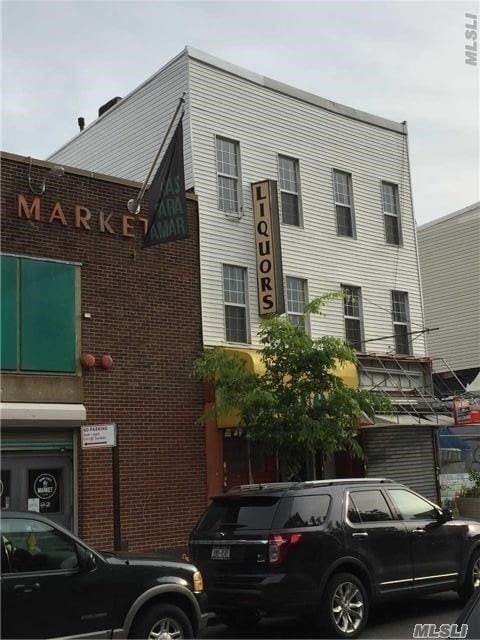 4 - 106 Moore St