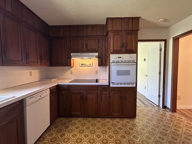 Foto del edificio - Large Brick Ranch with Finished Basement a...