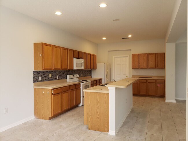 Building Photo - Spacious 2-Story Home; Screened-In Pool; 1...