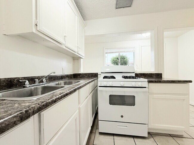 Building Photo - 14041 Orizaba Ave