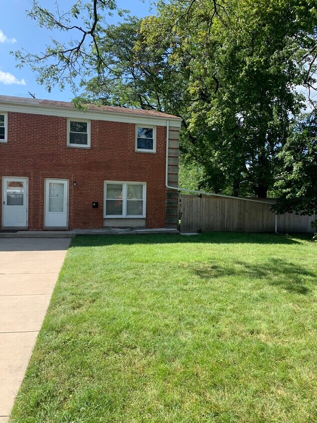 Primary Photo - 863 McHenry Rd