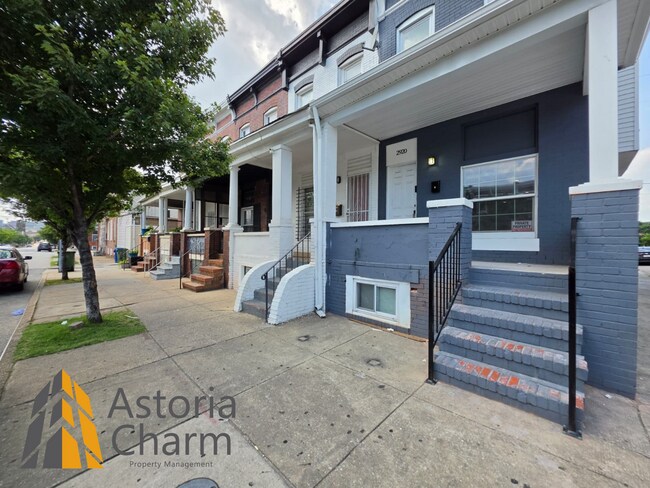 Building Photo - Fully Renovated 3 Bed 3 Bath End Unit Rowhome with Den, Ensuite and Finished Basement