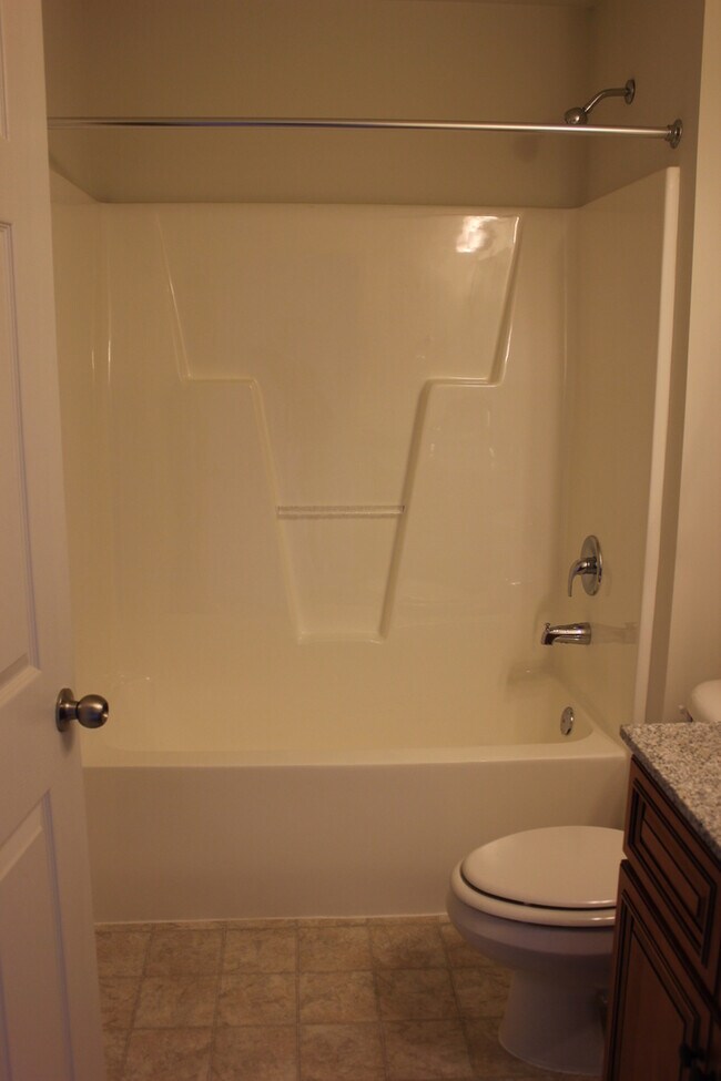 Foto del edificio - One Bedroom Garden Apartment