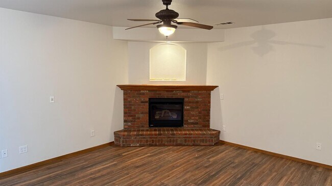 Foto del edificio - 521 Sherwood Ct