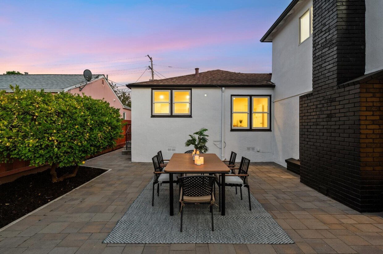 Primary Photo - 1032 Toyon Dr