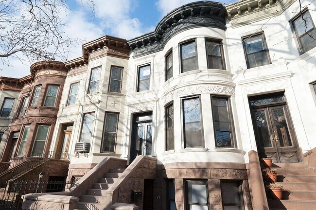 Building Photo - 683 Park Pl