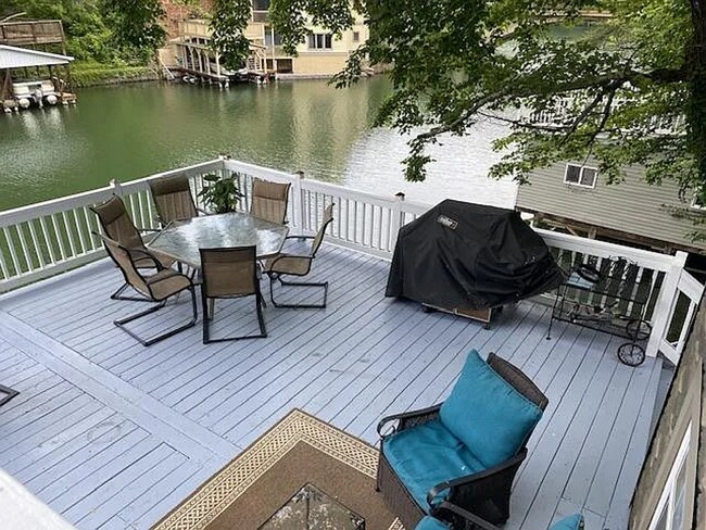 Building Photo - This lakefront house