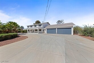 Building Photo - 144 E Robindale Rd