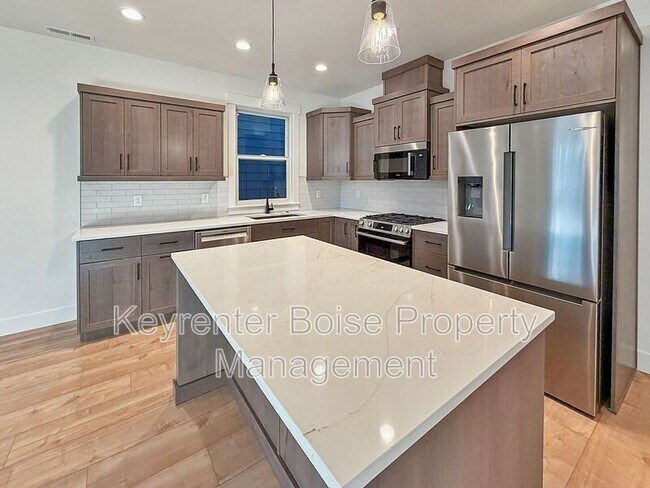 Building Photo - 622 E Krall St