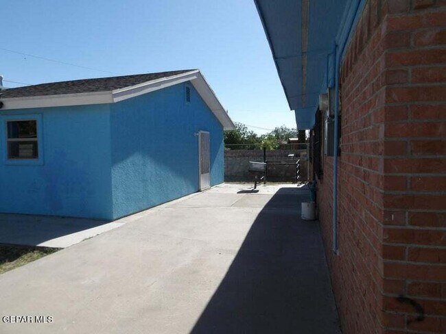 Building Photo - 816 Monclova Ln