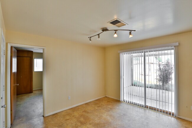 Building Photo - 429 N Saguaro