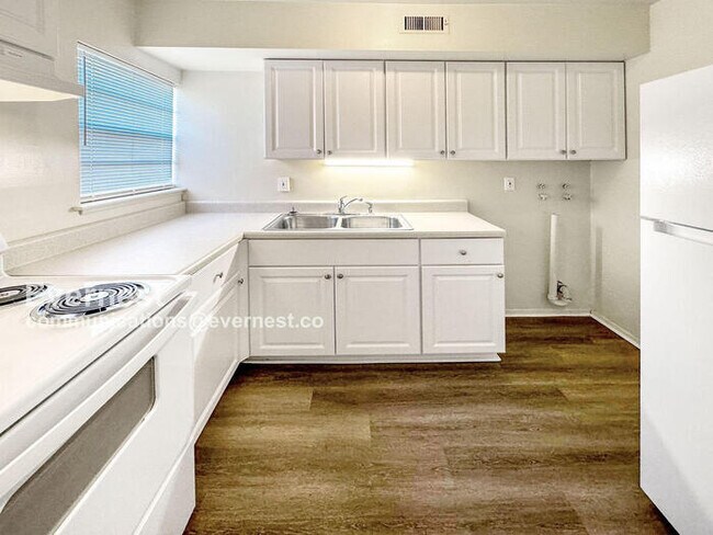 Foto del edificio - 2 Bed & 1.5 Bath Townhouse in Colonial Heights / Available Now!