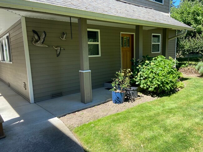 Private Entryway - 4441 S 188th St