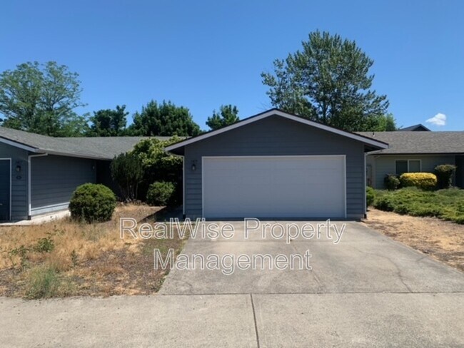 Building Photo - 1419 SW Kokanee Ln