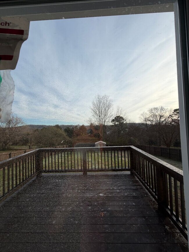 Foto del edificio - West Knoxville, 4 bedroom, fenced backyard, extra storage. NO SHOWINGS UNTIL 12/15/25