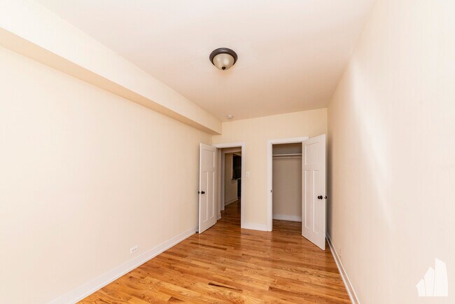 Building Photo - 3519 N Racine Ave