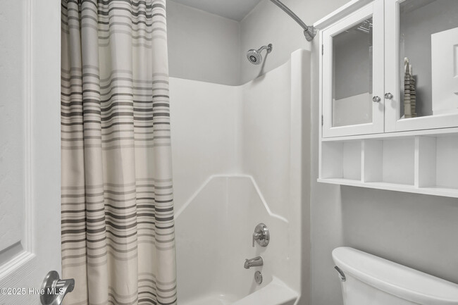 Building Photo - 3350 Club Villas Dr