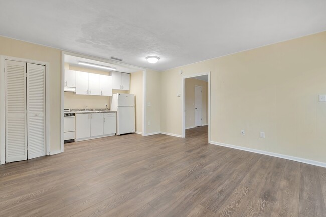 Building Photo - 2241 W Pensacola St