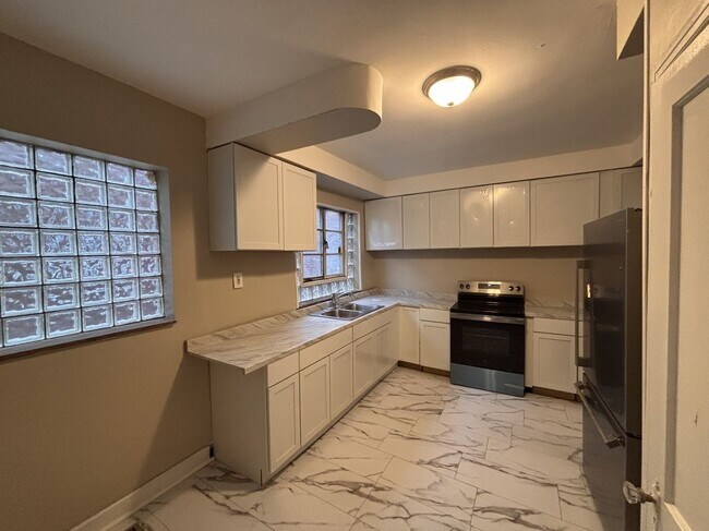 Foto del edificio - 17606 Roselawn St