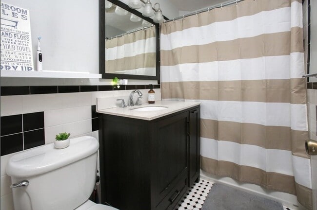 Building Photo - Updated 3 bed - Private Porch - In Unit Laundry