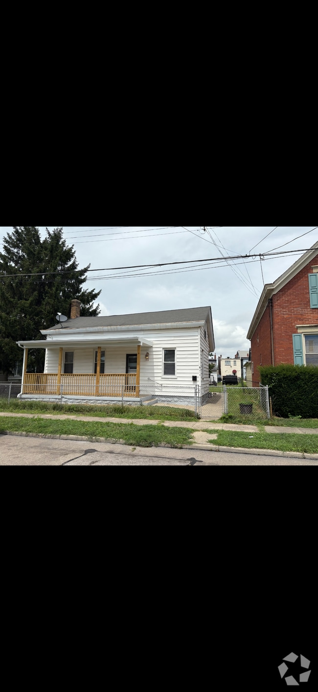Building Photo - 210 Maple St