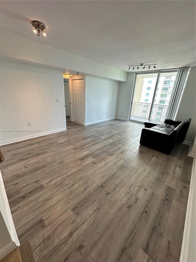 Foto del edificio - 1755 E Hallandale Beach Blvd