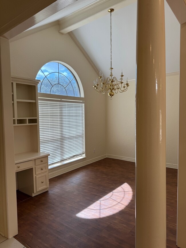 Comedor - 1601 S Lexington Dr