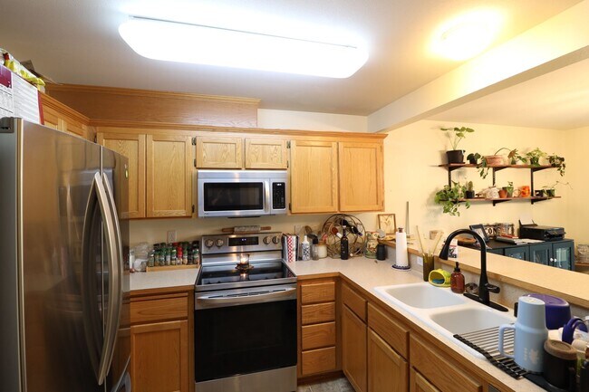 Building Photo - 2 Bed 2 Bath - Condo - W/S/G Included - Pe...