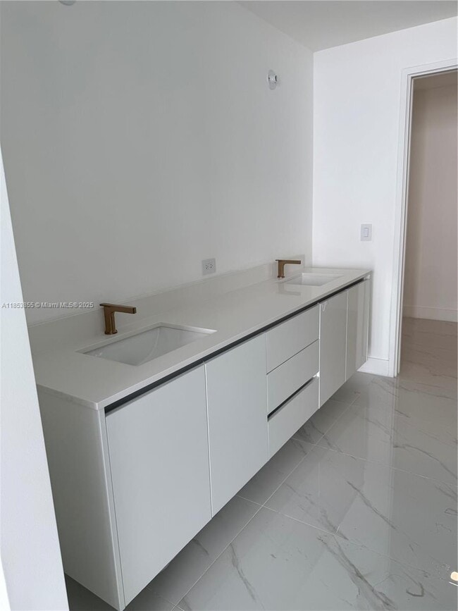 Foto del edificio - 700 NE 24th St